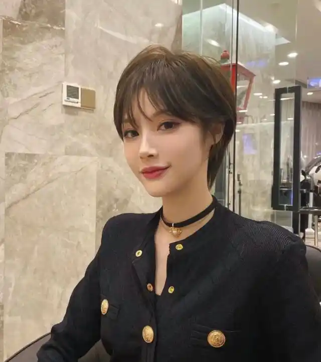 "长脸"短发模板,教科书式的"变美发型",简约好打理!