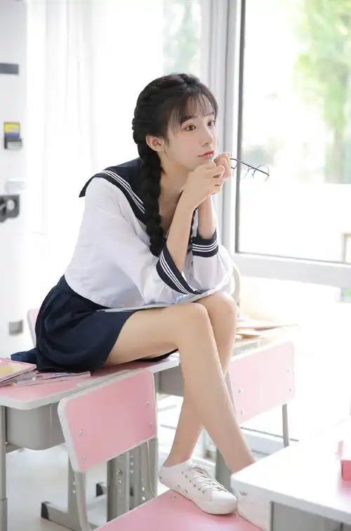 水手服美女性感白嫩教室写真图片