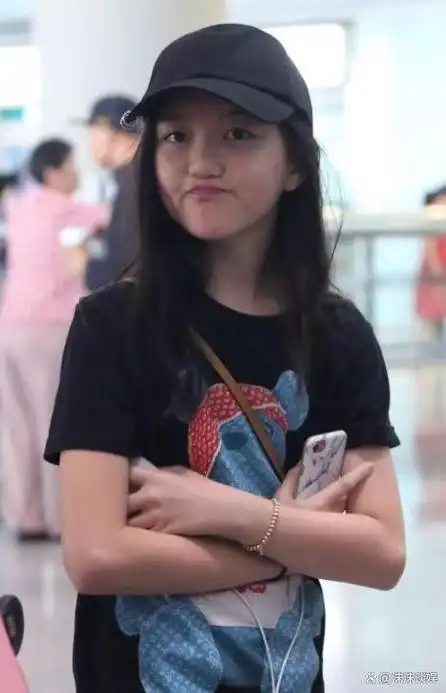 窦童靖窦靖童的父亲是窦唯,而在与王菲相识之前,窦唯已有一位女友.