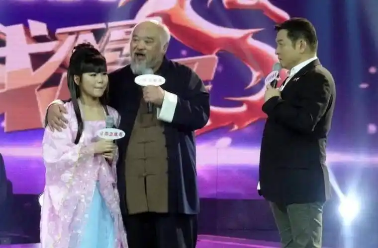 演员李琦:与妻子相恋24小时闪婚,现有两儿一女,生活幸福美满