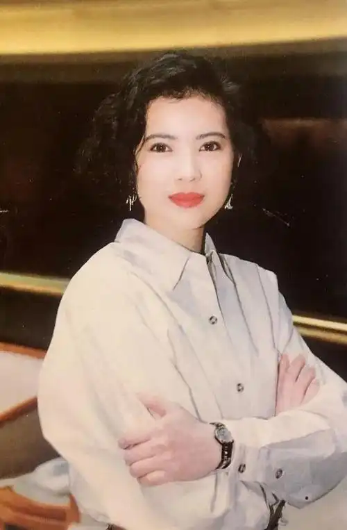 1998年,蓝洁瑛驾车遭遇车祸,手部受伤,脑部也受到震荡冲击.