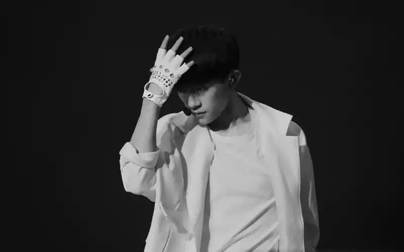 壁纸 明星图片 > 正文   本文 tfboys易烊千玺最新帅气写真_成熟高冷