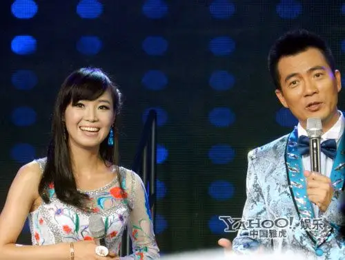 云朵现场演唱红歌主持人黄健翔和云朵近日,羌族女歌手云朵受邀参加