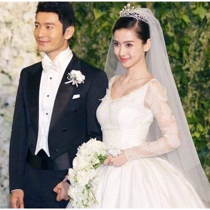 昆凌婚纱40万,但看着很仙,她的婚纱3000万,被博物馆收藏!