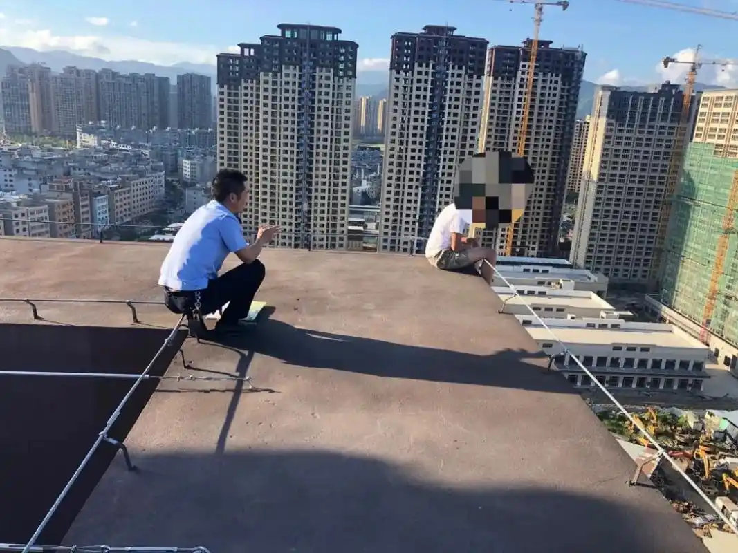 7月5日下午,霞浦县松山街道某在建小区一楼盘20层天台上演了惊险一幕