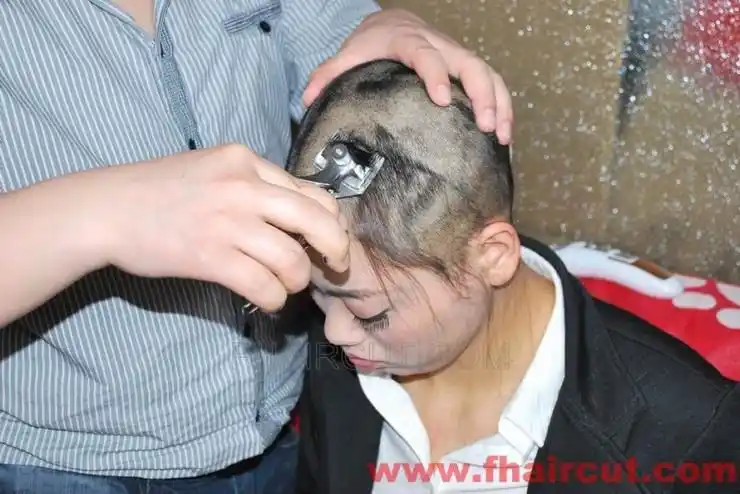 披发美女来剃光头18