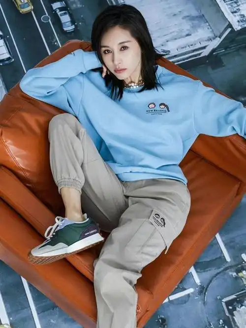 34岁王子文恢复单身后的魔法穿搭,原来卫衣这么穿,也很时尚洋气|印花