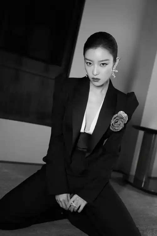 倪妮深v西装造型简约不简单什么水平