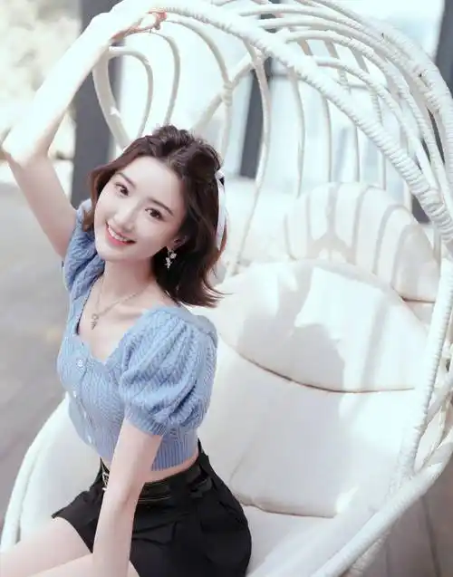 毛晓彤周末少女装,蓝色毛衣搭配小黑裙,腰细腿细,笑容甜美_感觉_魅力