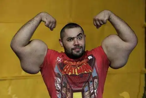 ",他的上臂围近80厘米,相当于成年男子的腰围,因此入选吉尼斯世界纪录