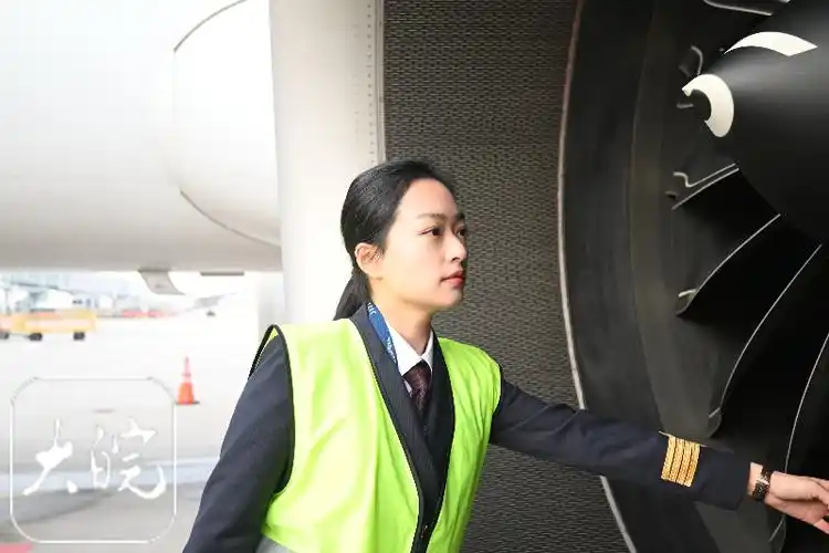 安徽首位女机长年轻妈妈爱蓝天也爱家庭