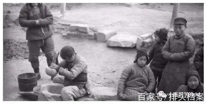 美国记者记录国统区,老百姓卖儿卖女,官员请客全是大餐