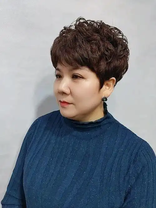 女人到了中年,夏天短发这样剪,利落时尚显年轻|发型|刘海|烫发|纹理烫