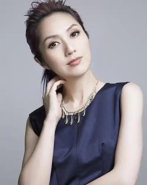 杨千嬅,1974年2月3日出生于中国香港,中国香港女歌手,演员.