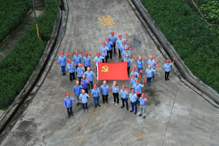 泉州闽光动力厂支部开展"我与党旗合个影"党日活动