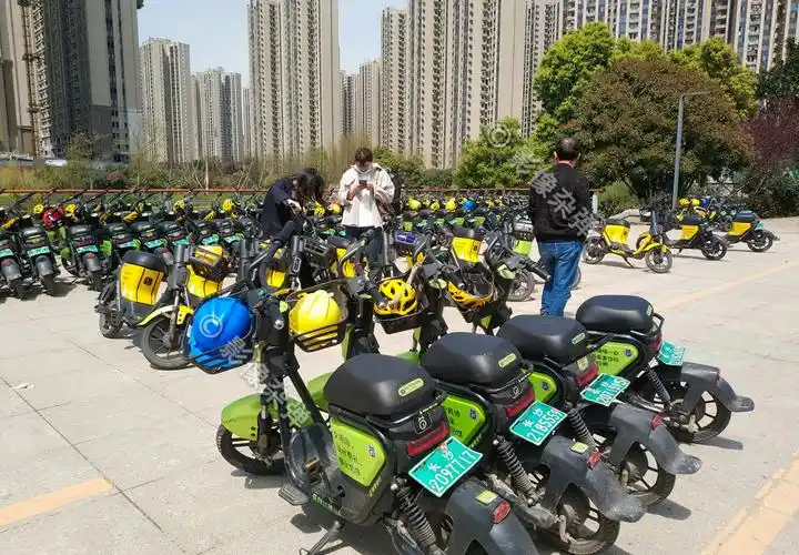 实拍长沙街头霸气的共享电单车,每辆车都上牌照配头盔,看看价格贵了吗