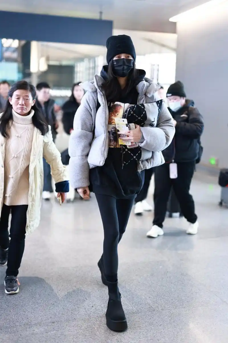 超模奚梦瑶穿猫咪卫衣现身上海虹桥机场,35岁的她身材178cm,依旧是