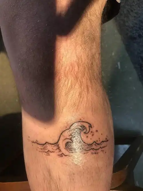 欧美小腿纹身 男生小腿上黑色的浪花纹身图案