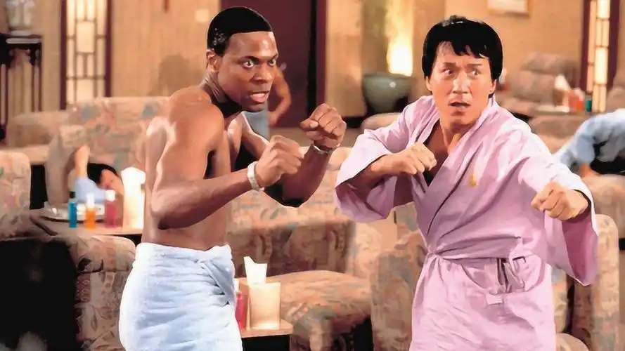 豆瓣评分6.9,不断被重播的喜剧电影,成龙的动作戏燃爆全场