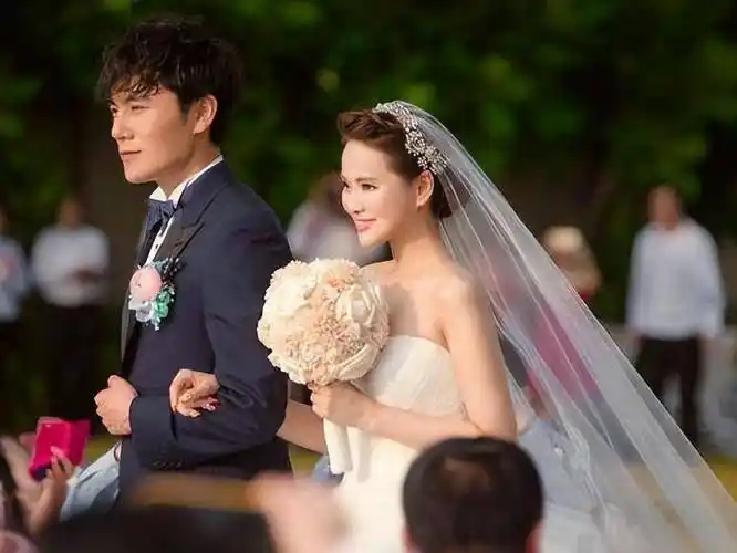 婚姻是门玄学,这6对明星夫妻,对对不相配,对对越过