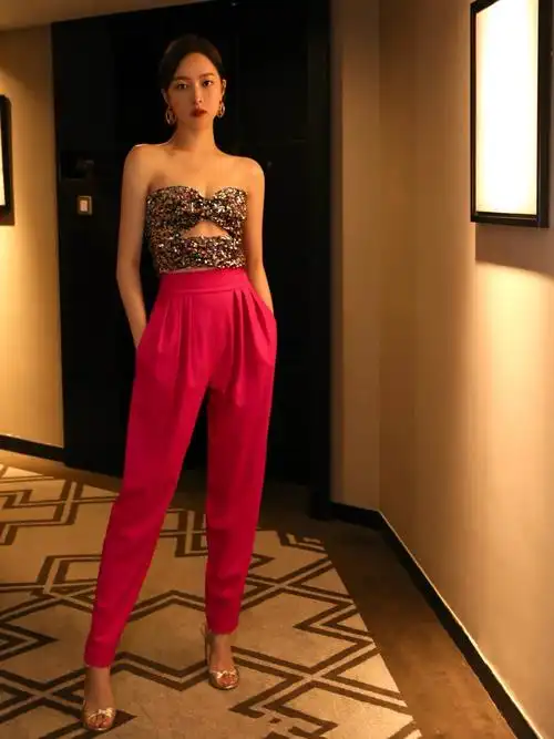 1/ 6赵尧珂搭配偏分的低马尾造型十分简约利落,霸气