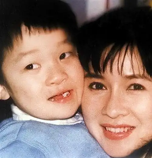 回顾他是蔡明儿子37岁仍未婚未育是蔡明的骄傲更是她的心病