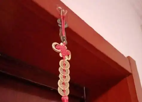 门对门五帝钱挂在门的什么位置好 门对门挂五帝钱的位置图片 - 周公