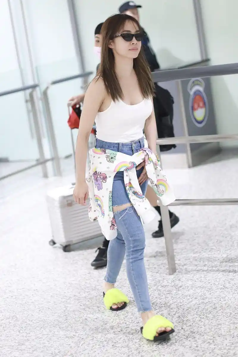 蔡依林街拍:白色背心腰系独角兽卫衣 荧光黄毛绒拖鞋亮眼前卫