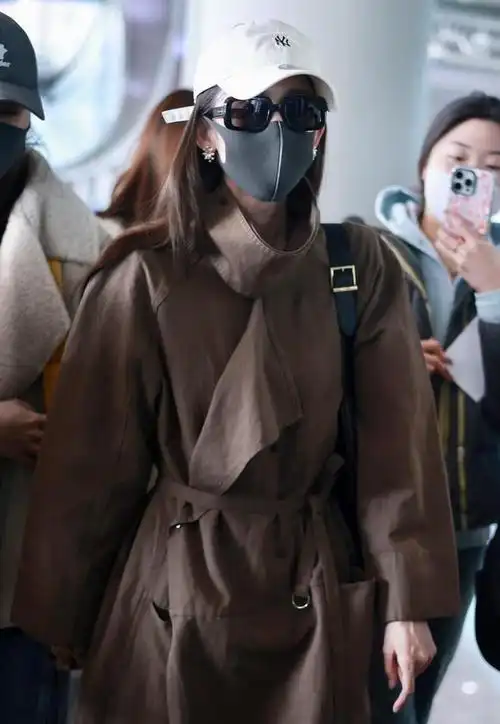 古力娜扎现身北京机场歪头杀俏皮可爱