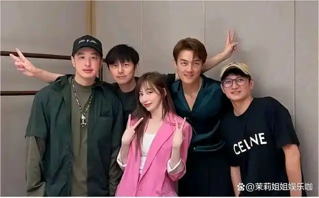 可实际上这些明星的身材确实她们身上最大的硬伤,与人合照时,总是缺少