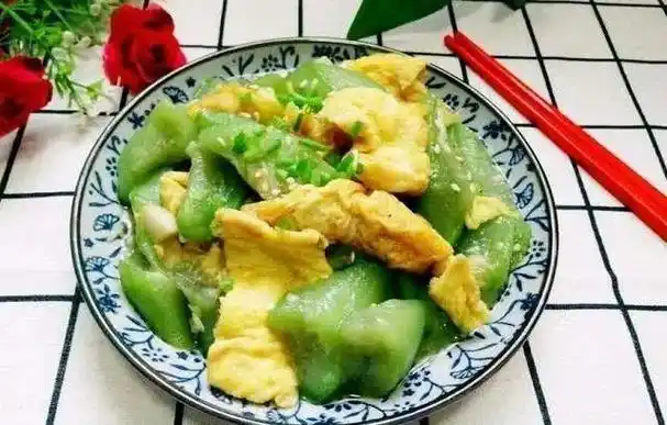丝瓜常见的吃法,就是清炒或做汤,做法都很简单,但很多人都遇到过这样