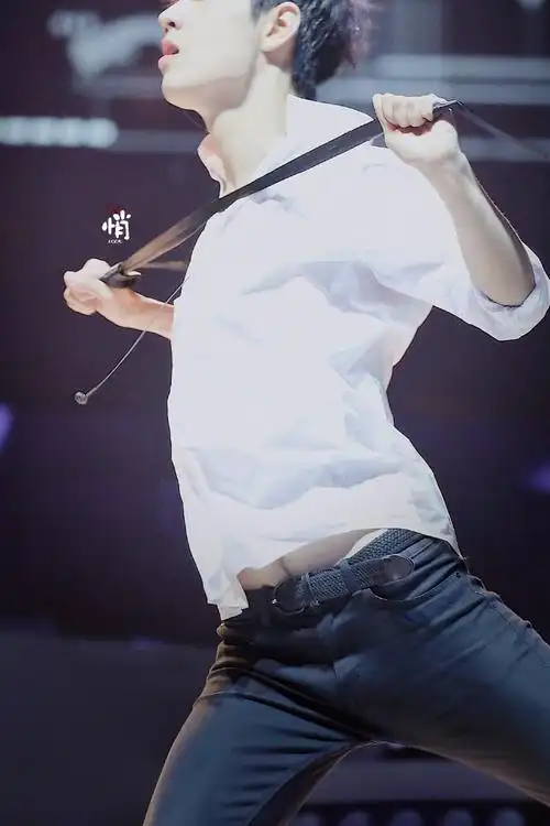 肖战很喜欢穿工装裤,或者把毛衣塞进裤腰里,可以想象他的腰有多细"