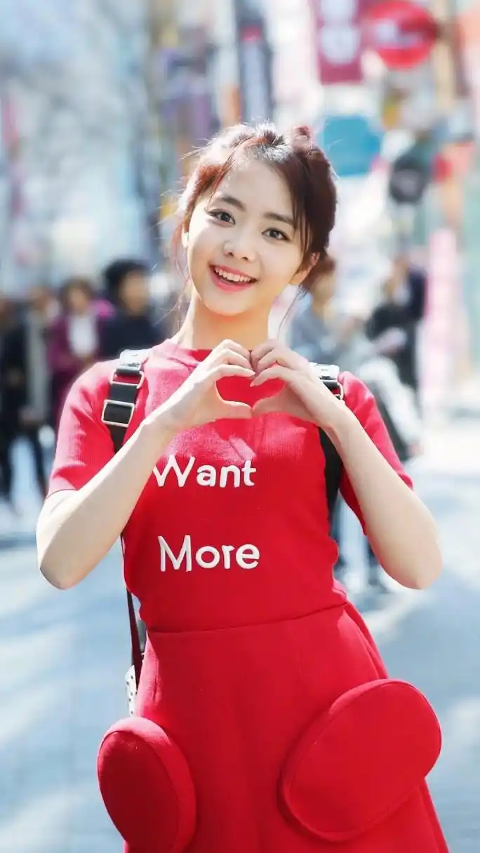 谭松韵小时候不但是圆圆脸,还有可爱的双下巴呢.