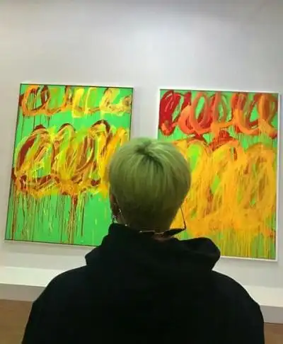 权志龙近照 bigbang权志龙顶着绿发看画展品味就是这么炼成的