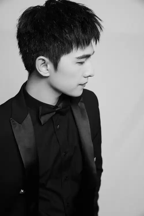 短发的杨洋太适合黑白定格了!期待国际安保人.