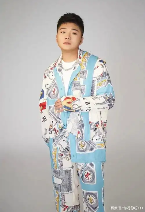 白小白,签约曾火遍全国的明星歌手 明星真的过时了吗