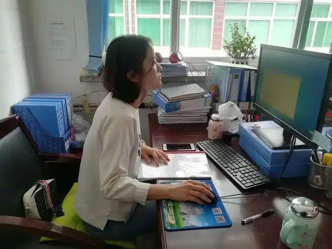 4月24日,办公室工作照片.