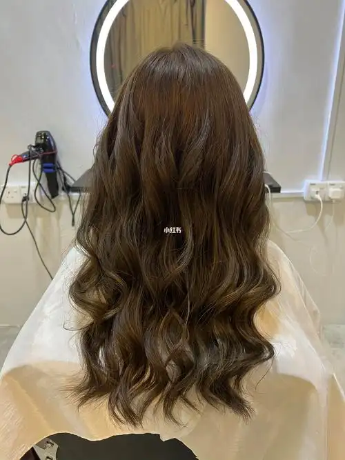 棕色是近几年非常流行的颜色非常显白的个颜色,显得整个人非常有气色