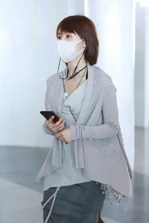 王子文承认真实身高159cm个头娇小一双长腿更像一米六五