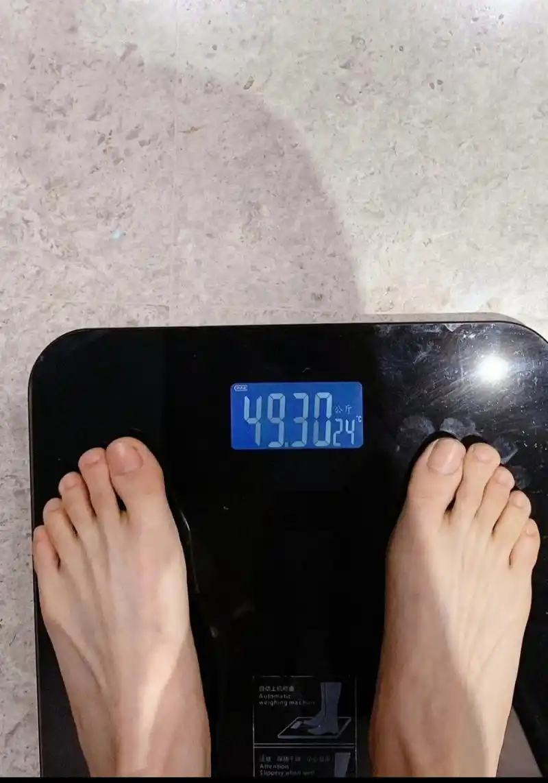 小仙女杨超越光脚上称照,杨超越的脚型比较修长脚指甲也修的很干净