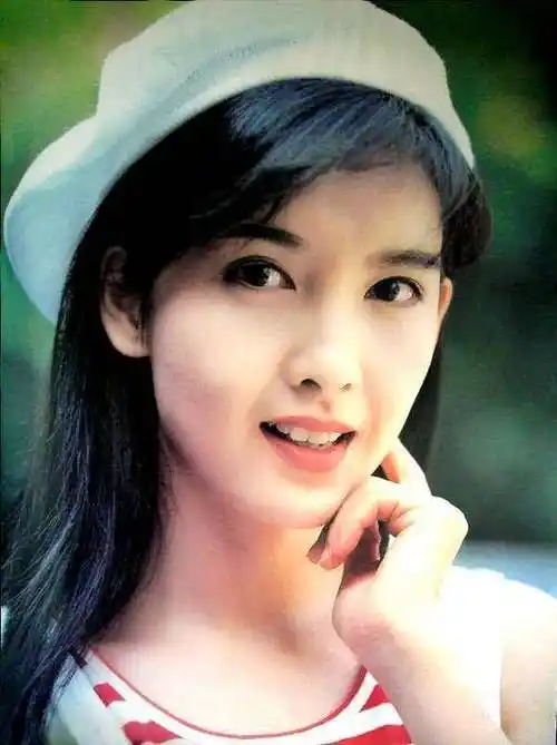 被誉为香港"玉女",怕变老不晒太阳不生子,今52岁嫩出水_周慧敏_电影