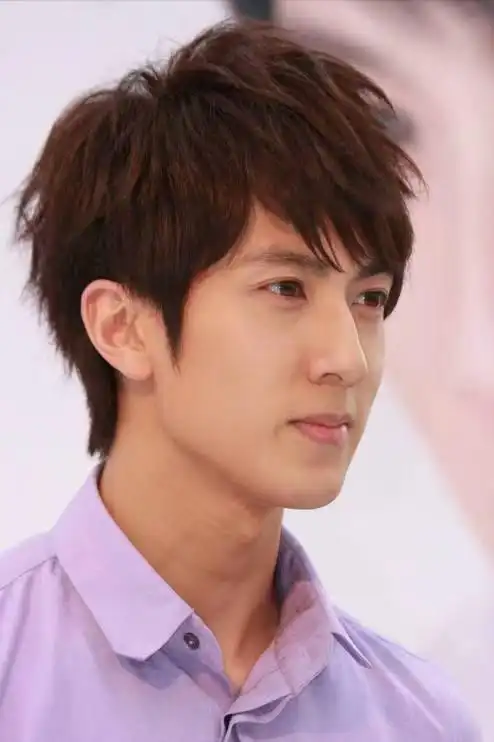 吴尊带儿女来中国上学,送娃坐大巴内心不舍,12岁女儿身高喜人_腾讯