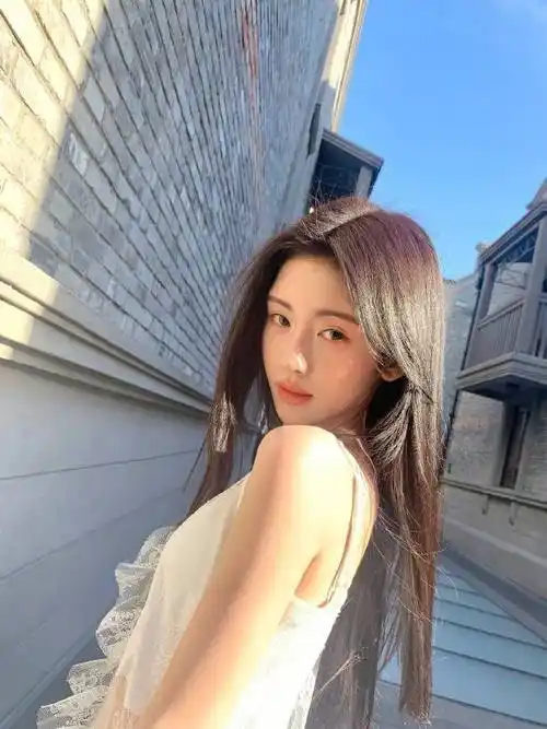 鞠婧祎再晒美照,俏皮灵动惹人爱,身材颜值在线宛如初恋