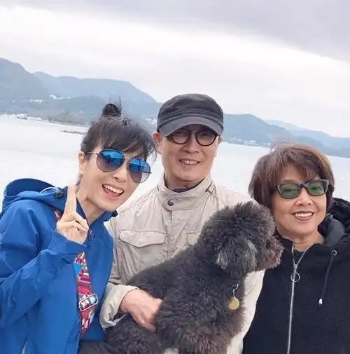今日米雪发布了一组登上近照,不过这次不是和老公,而是和多年好友