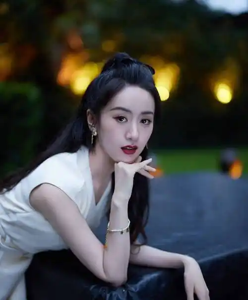 袁冰妍白色v领礼服红唇性感写真_袁冰妍_礼服_红唇