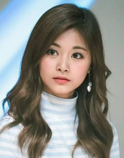 原创周子瑜是谁?竟打败lisa热巴周冬雨,成全球最美面孔榜第一名