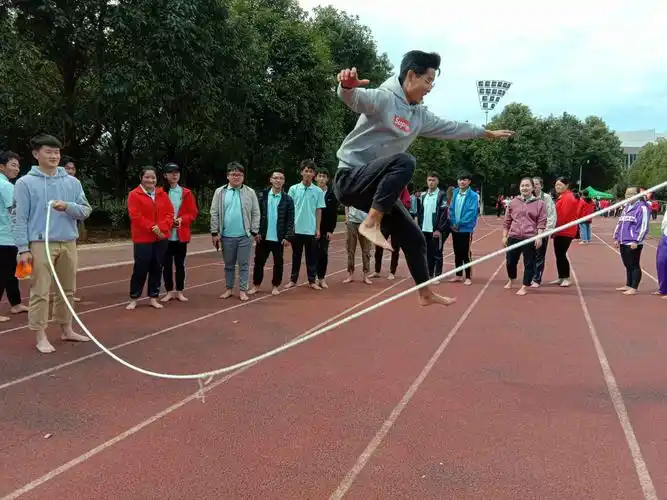 云南经济管理学院初冬里的赤足运动会