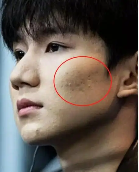 近日,王源现身米兰探店,有网友上传了王源在店内的生图和精修图对比.