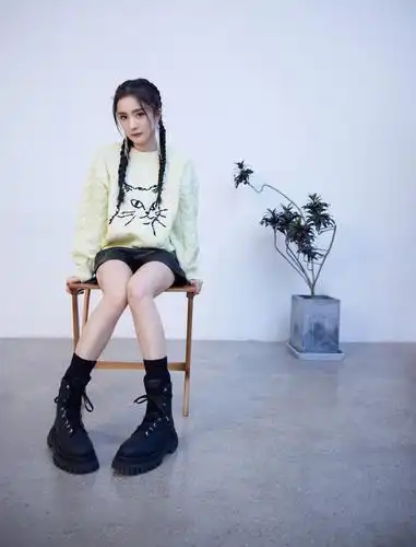 原创杨幂最新私服穿搭米色毛衣搭配黑色短裤漫画腿太吸睛
