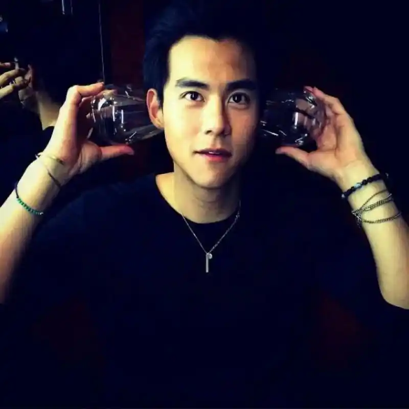 艾特出你身边的彭于晏#痞帅 #越老越有魅力的男明星 #雅痞绅 - 抖音